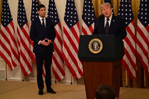 kevin-warsh-resmen-fed-baskani-oldu-trump-yakinda-faiz-oranlari-dusecek-1779518863683.jpg