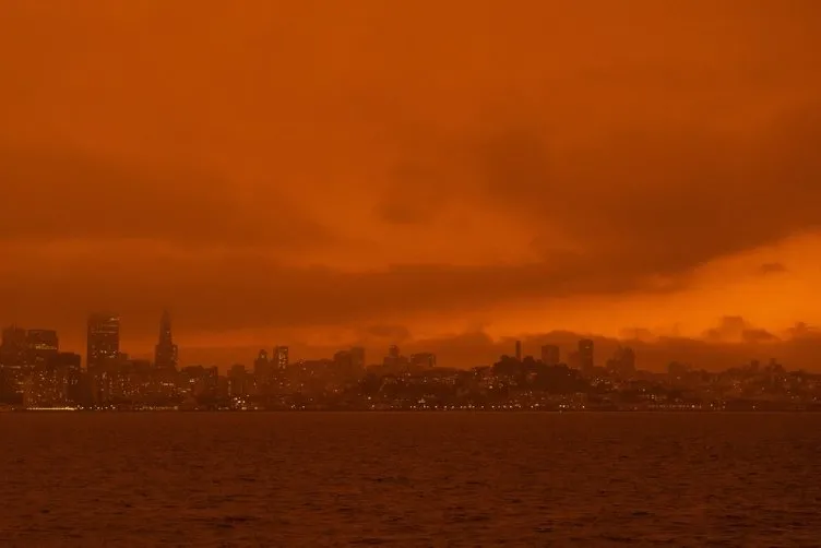 California’daki yangınlar nedeniyle San Francisco’da gökyüzü turuncuya büründü