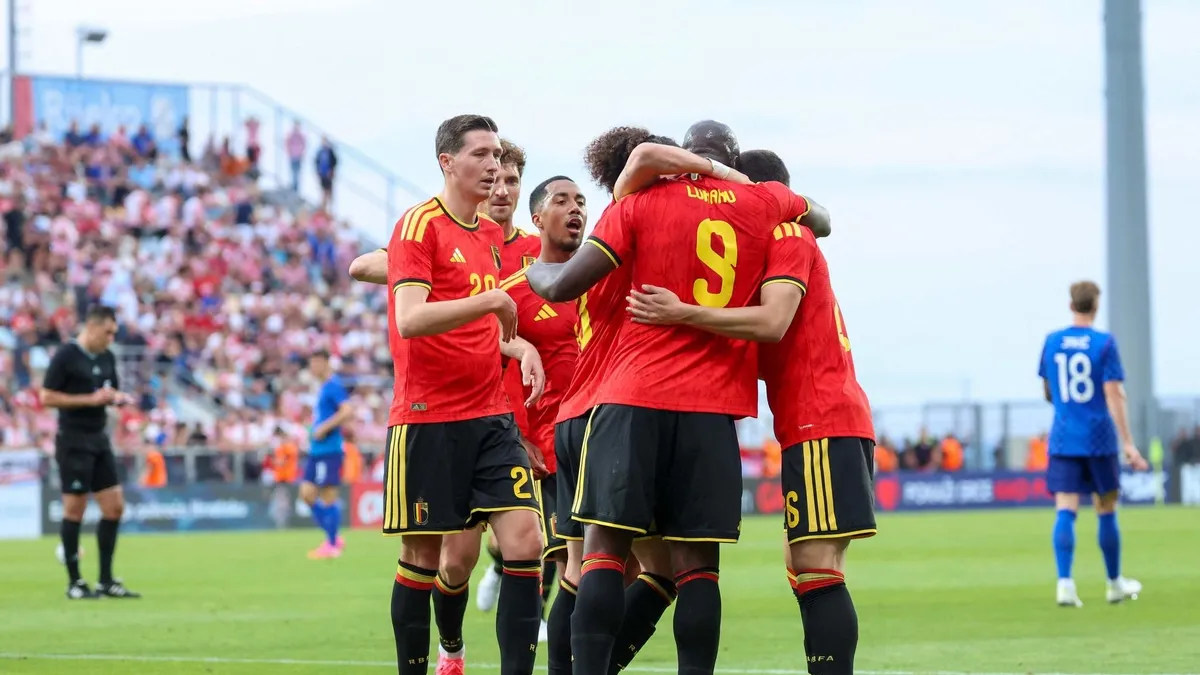 2026 FIFA Dünya Kupası grup kura çekimi ve futbol topu görseli