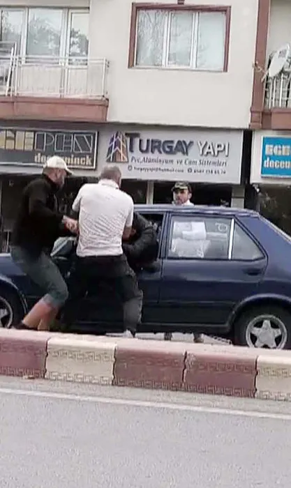 Sürücüyü camdan çıkarıp dövdüler: 3 kişi tutuklandı!