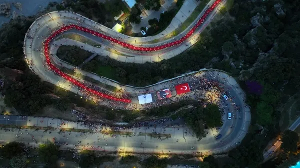fener-alayinda-400-metre-turk-bayragi-acildi-1779257347555.jpg