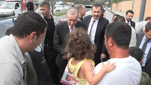 1693658134048.jpg Başkan Erdoğan 4.5 kilometreyi 1 saatte gidebildi! Vatandaşlardan büyük sevgi seli...