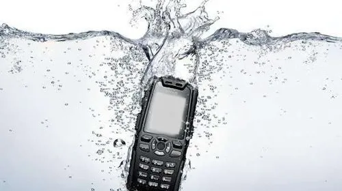 Telefon suya düştü ne yapılmalı? Suya düşen telefon nasıl kurtarılır?