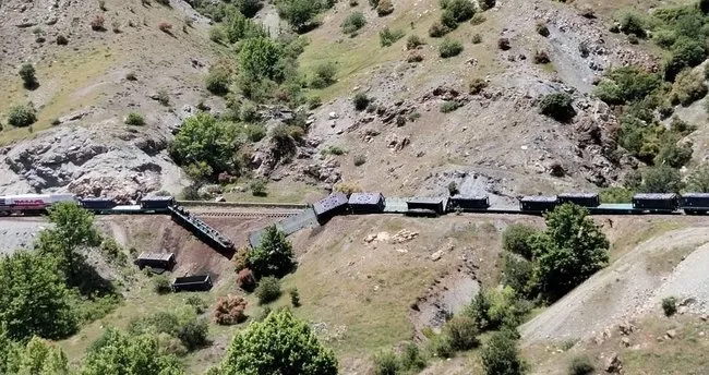 Elazığ’da yük treninin vagonu devrildi, tren seferleri durduruldu