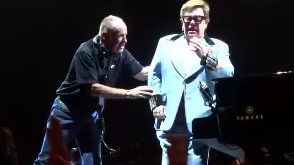 Zatürre olan İngiliz şarkıcı Elton John şarkı söyleyemiyorum diyerek sahneden indi | Video