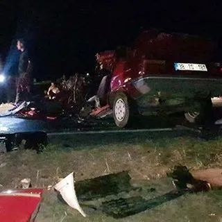 Son dakika! Kamyonun altına giren otomobil hurdaya döndü! Ölü ve yaralı var