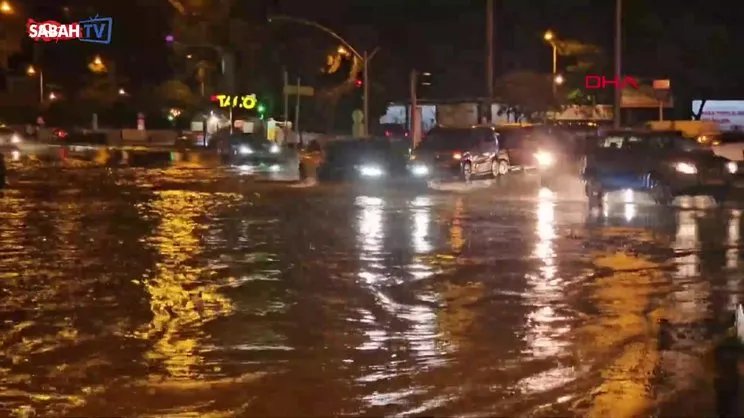 Adana'da sağanak; cadde ve sokaklar suyla doldu! | Video