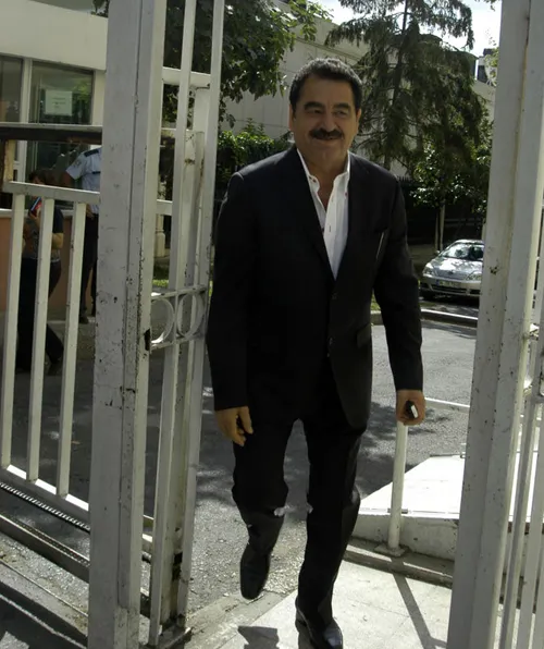 İbrahim Tatlıses Adliye'den türkü söyleyip oynayarak çıktı