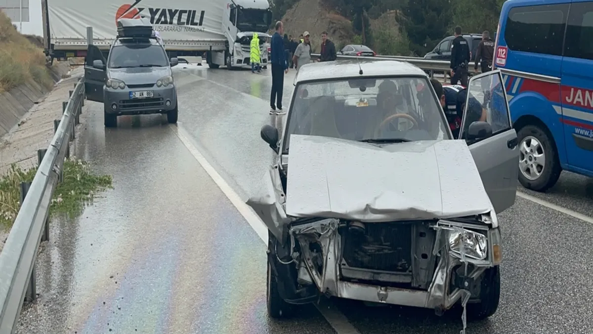 Kastamonu'da 3 ayrı zincirleme kaza:1 ölü 12 yaralı Kastamonu'da 3 ayrı zincirleme kaza:1 ölü 12 yaralı