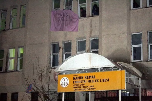 Tunçeli'de öğrenciler yurdu ateşe verdi