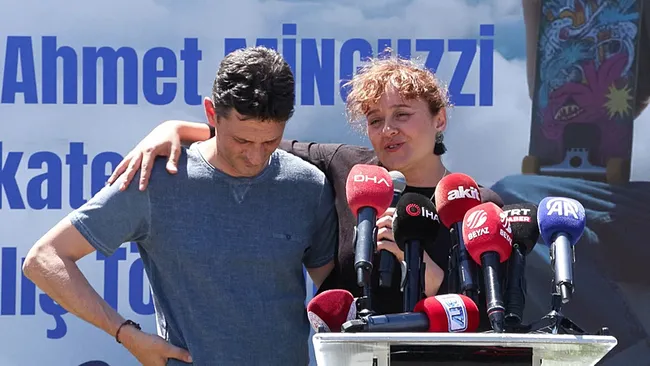 mattia-ahmet-minguzzi-oldurdukten-sonra-gulerek-poz-vermisler-silinen-klasorde-ortaya-cikti-1752509369266.jpeg Mattia Ahmet Minguzzi'yi öldürdükten sonra gülerek poz vermişler: Silinen klasörde ortaya çıktı!
