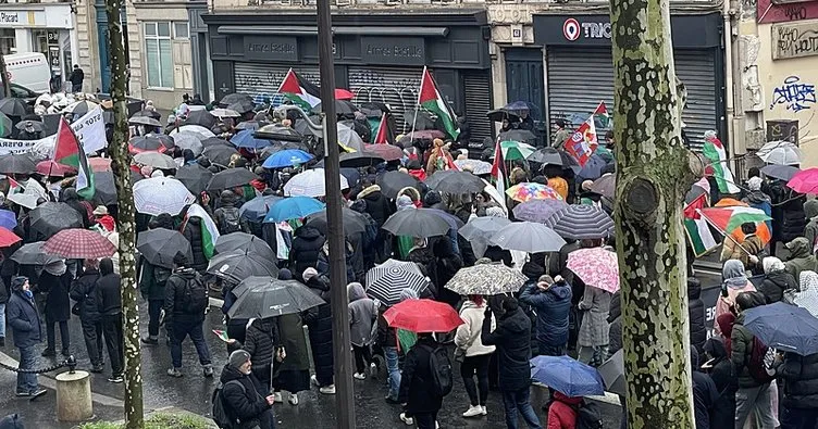 Paris’te Gazze için ateşkes yürüyüşü: Yağmura aldırış etmeden sokaklara döküldüler