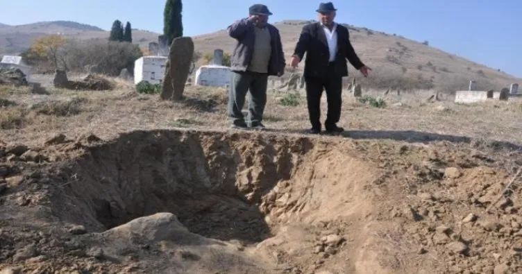 Defineciler, kepçeyle 2 asırlık mezarları kazdılar