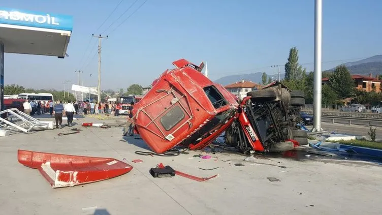 Sakarya’da feci kaza: 2 ölü, 9 yaralı