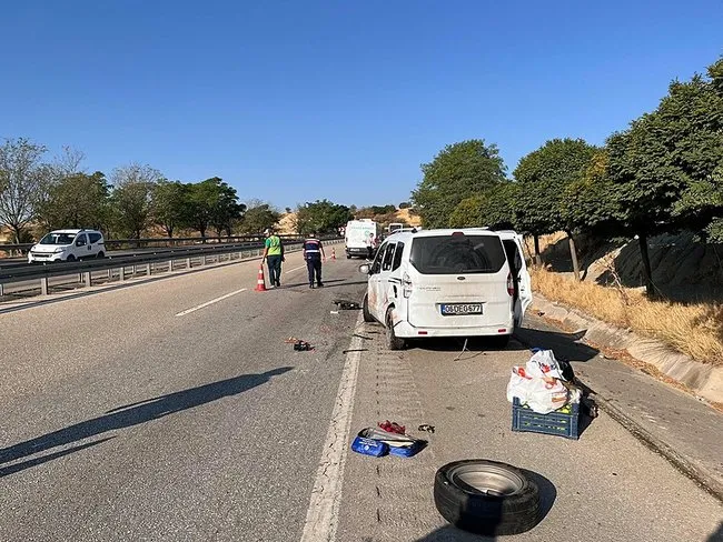 Manisa’da feci kaza! Patlayan lastiği değiştirirken kamyonet çarptı!  Evli çift hayatını kaybetti