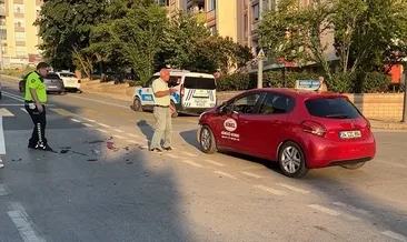 Otomobille çarpışıp savrulan motosiklet başka bir araca çarptı: 2 yaralı