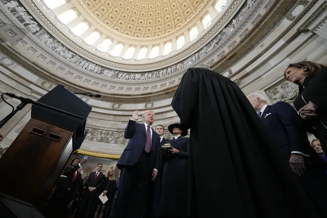 Yemin töreninde dikkat çeken anlar: ABD Başkanı Trump İncil’e el basmadı