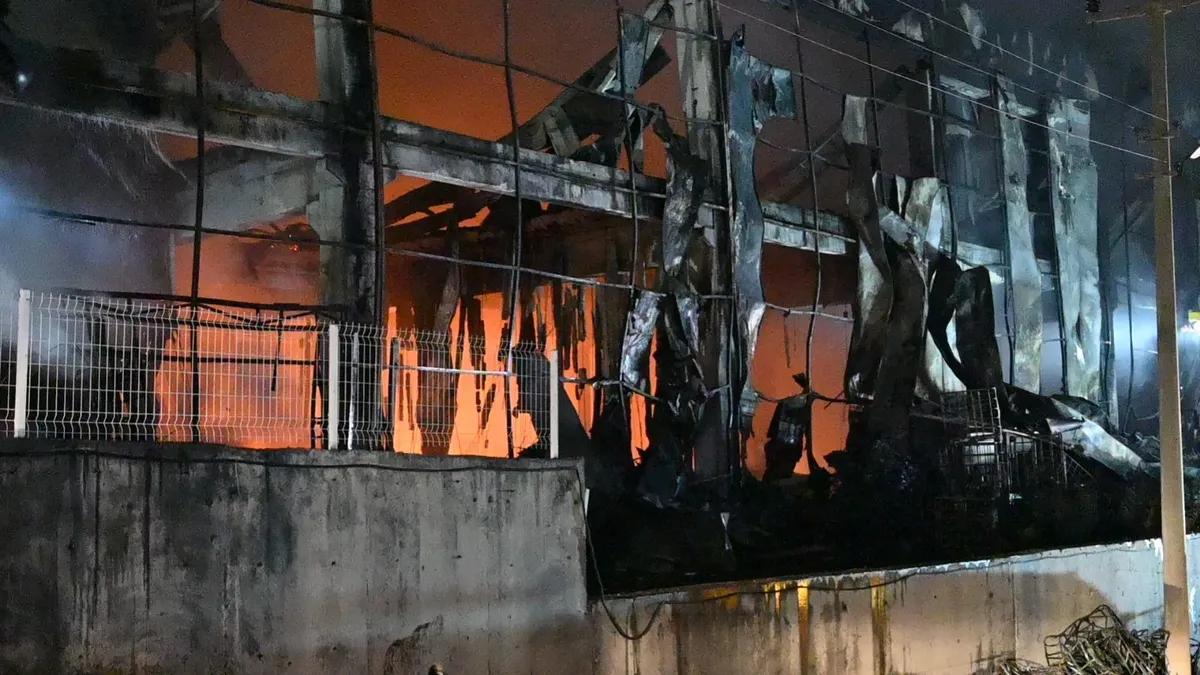 OSB’deki korkutan yangın kontrol altında! Alevlerle 10 saat süren savaş OSB’deki korkutan yangın kontrol altında! Alevlerle 10 saat süren savaş