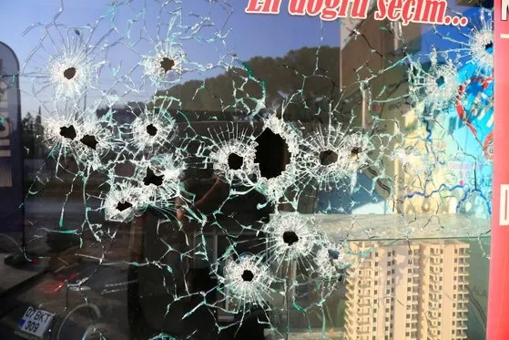Antalya’da işyeri kurşunlandı: Yol savaş alanına döndü!