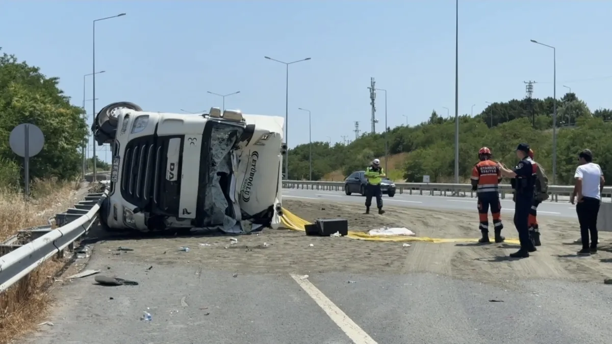 Arnavutköy'de devrilmiş hafriyat kamyonu ve çarpışan servis minibüsü.