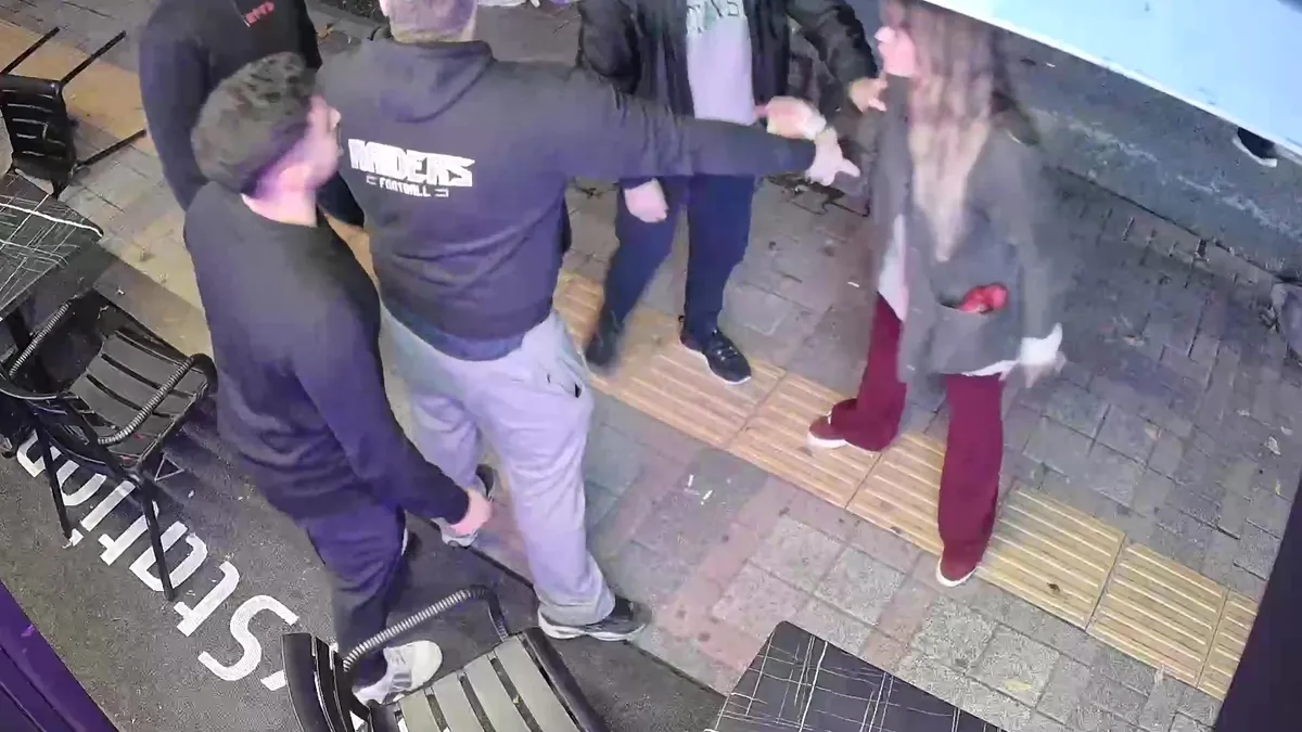 Bakırköy’de alkollü kadın ortalığı birbirine kattı! Tekme atıp ‘Belki çocuğun olmaz’ dediği anlar kamerada | Video videosunu izle Bakırköy’de alkollü kadın ortalığı birbirine kattı! Tekme atıp ‘Belki çocuğun olmaz’ dediği anlar kamerada | Video videosunu izle