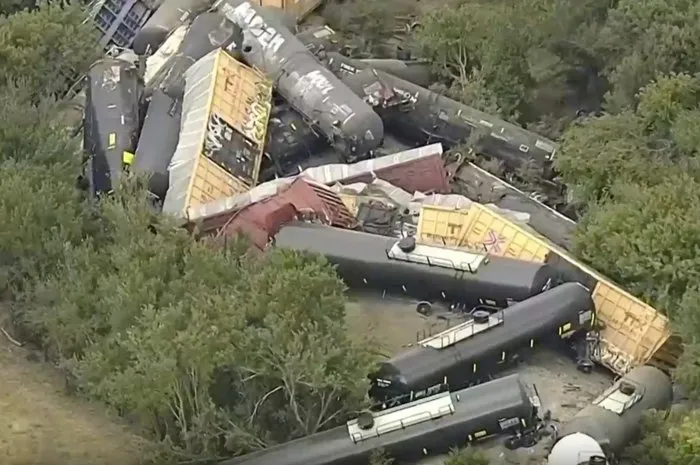 Texas’ta tren raydan çıktı: 35 vagonluk dev kaza