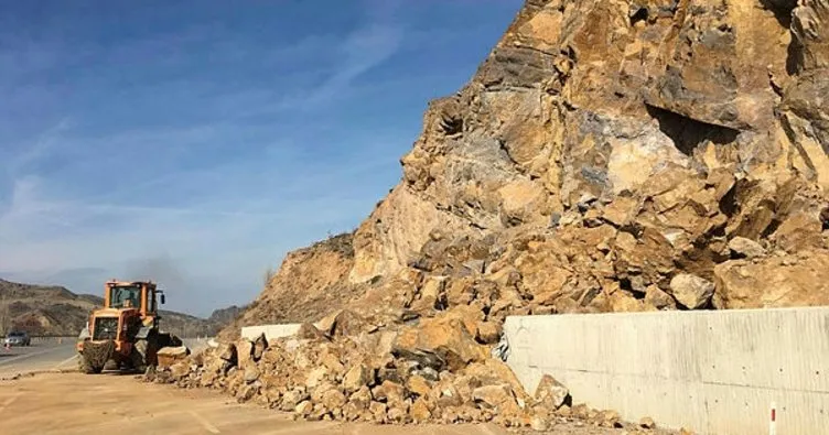 Sivas’ta dev kaya parçaları yola düştü