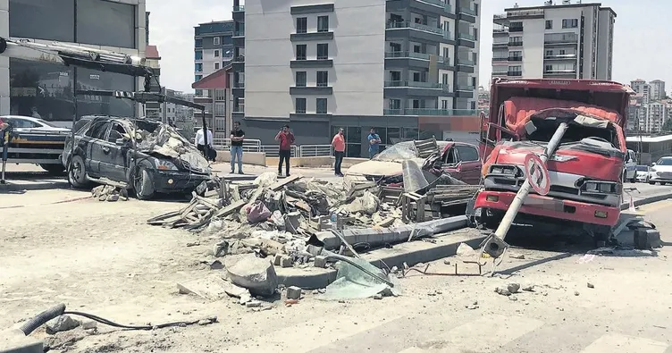 Freni boşaldı araçlara çarptı