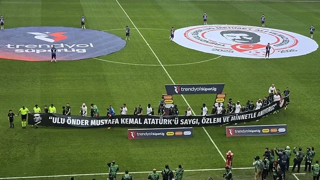 kocaelispor-galatasarayli-futbolcular-10-kasim-pankartiyla-sahada-1762698136342.jpeg