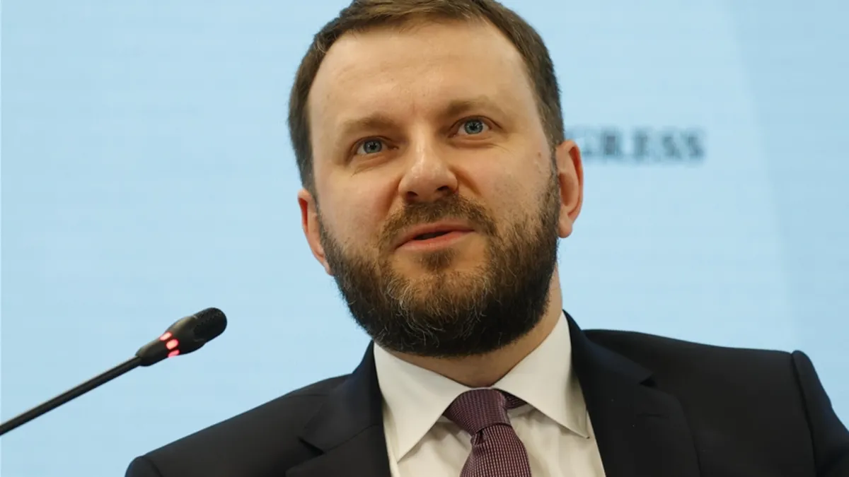 Rusya bayrağı ve Kremlin sarayı önünde diplomatik görüşmeler
