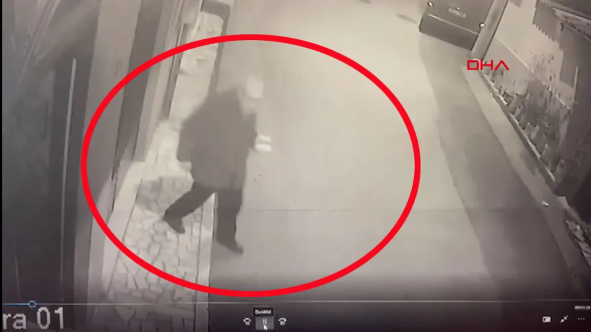 Bursa’da eşinin satır ve bıçakla 15 parçaya ayırdığı adamın son görüntüleri ortaya çıktı | Video videosunu izle Bursa’da eşinin satır ve bıçakla 15 parçaya ayırdığı adamın son görüntüleri ortaya çıktı | Video videosunu izle