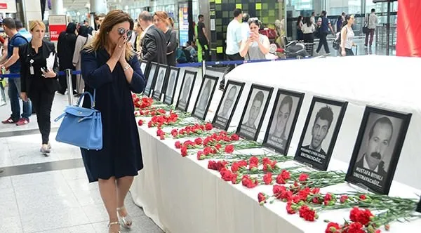 Sibel Can, Atatürk Havalimanı’ndaki anma alanına karanfil bıraktı