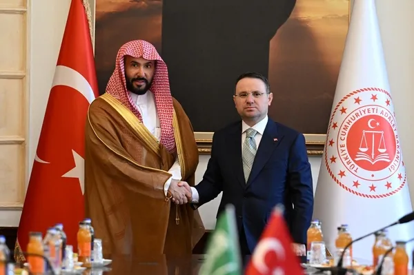 turkiye-ile-suudi-arabistan-arasinda-adalet-koprusu-gucleniyor-gurlekten-suudi-arabistana-is-birligi-mesaji-1784719972112.jpg