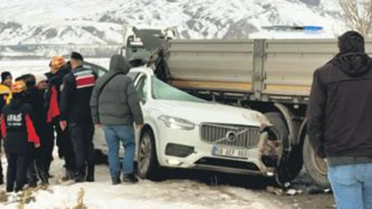 Otomobil, TIR’a çarptı: 1 ölü