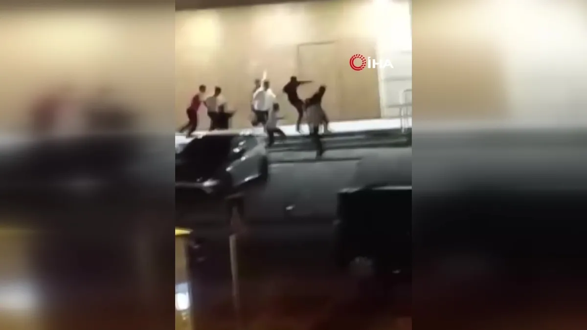 Başakşehir’de iki grup arasında çıkan tartışmada sokak, savaş alanına döndü: Tekmeler ve sopalar havada uçuştu | Video videosunu izle Başakşehir’de iki grup arasında çıkan tartışmada sokak, savaş alanına döndü: Tekmeler ve sopalar havada uçuştu | Video videosunu izle