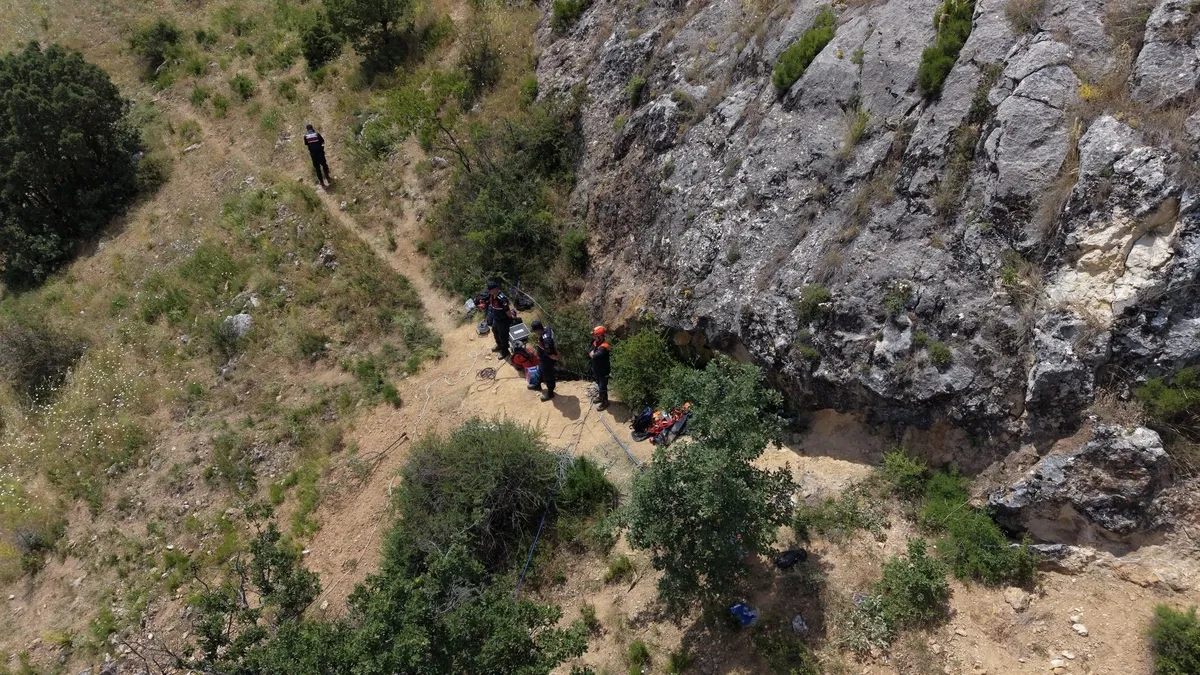 Çorum'da define ararken mağarada mahsur kalan kişi için kurtarma çalışması yapılıyor.