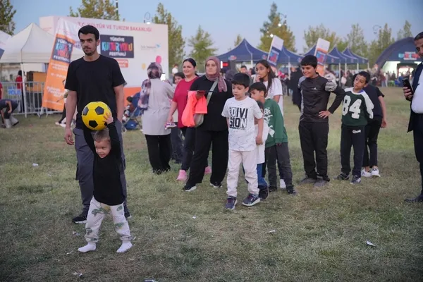 tiyatrodan-soylesiye-uzanan-etkinlikler-diyarbakir-kultur-yolu-festivalinin-ucuncu-gununde-yer-aldi-1791881515170.jpg
