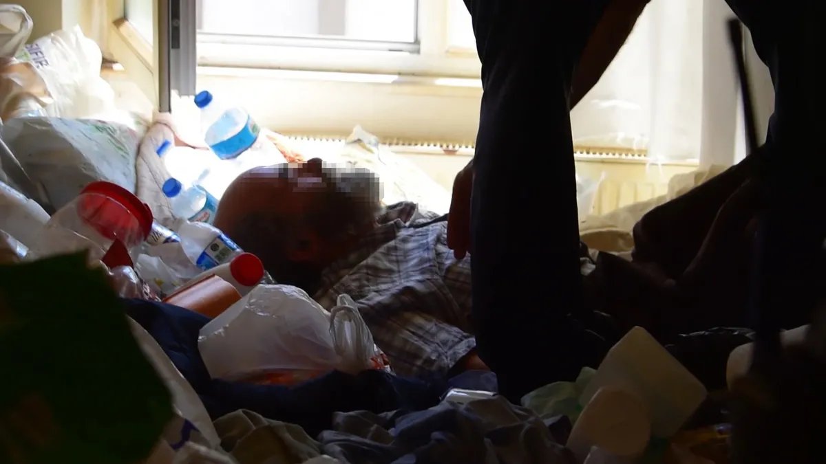 Bursa Mudanya'da çöp evde mahsur kalan yaşlı adam