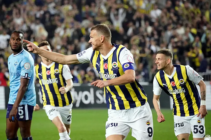 son-dakika-fenerbahce-haberi-edin-dzeko-o-hareketi-ile-gonulleri-fethetti-1713252001749.jpeg