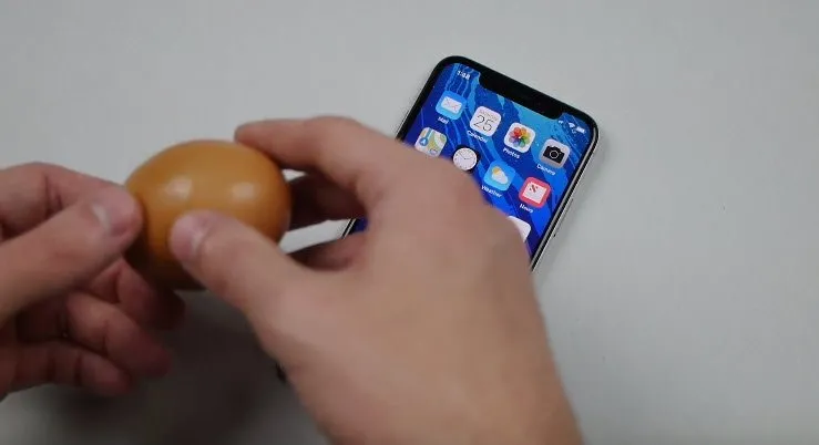 Yumurtadan iPhone X kılıfı yaptı!
