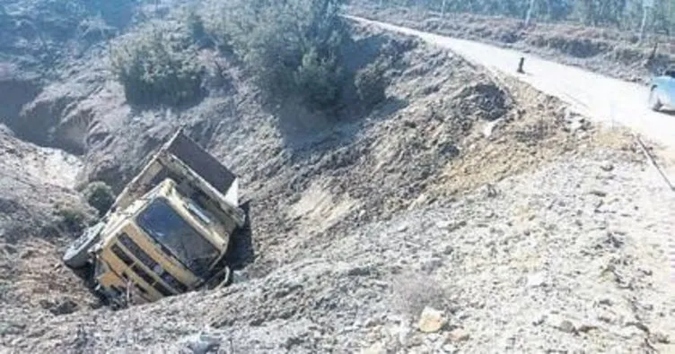 Toprak yol çöktü kamyon yan yattı