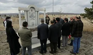 Aşık Murat Çobanoğlu Kars’taki mezarı başında anıldı