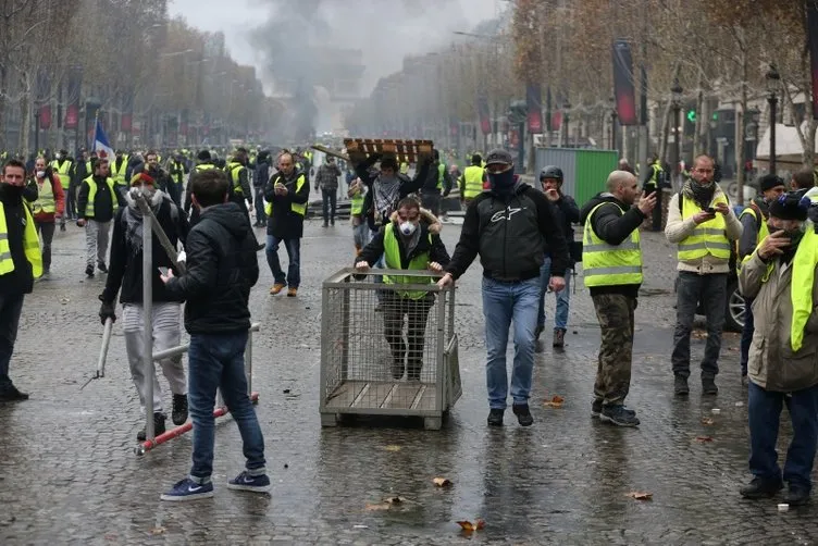 Fransa'da akaryakıt zammı protestoları sürüyor