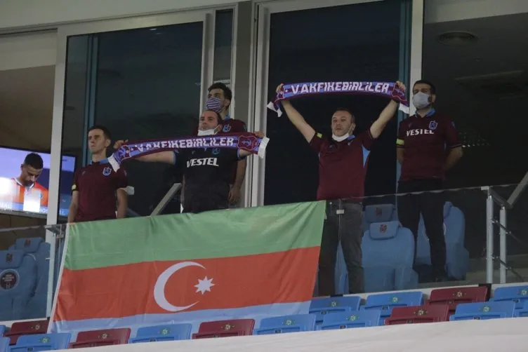 Trabzonspor - Başakşehir maçında tribünlerden Azerbaycan’a destek!
