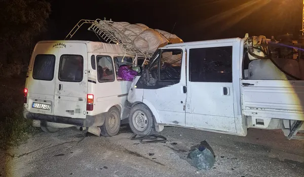 konyada-feci-kaza-kamyonet-ve-minibus-kafa-kafaya-carpisti-yaralilar-var-1780569606861.jpg