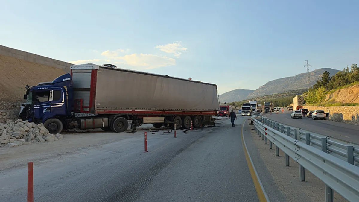 Mersin’de mermer taşıyan TIR istinat duvarına çarptı: 1 ölü, 3 yaralı! Mersin’de mermer taşıyan TIR istinat duvarına çarptı: 1 ölü, 3 yaralı!