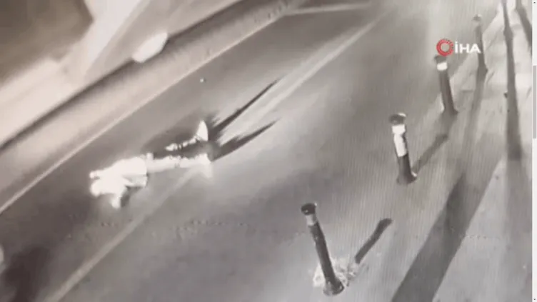 Alkol alan şahıs kendinden geçerek yola uzandı: Kendisini fark edemeyen sürücü üzerinden geçti!