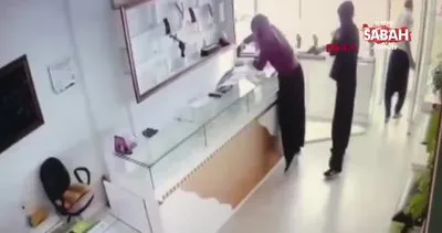 Film gibi soygun! Adana’da kadın kılığındaki hırsızların kuyumcu soygunu kamerada | Video
