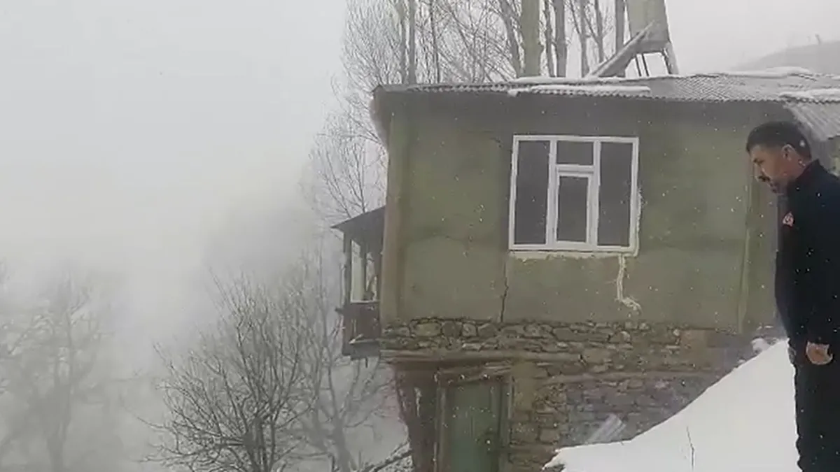 Çatak’ta toprak kayması: 2 katlı ev hasar gördü