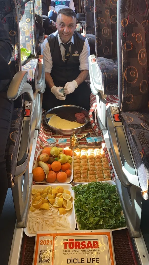 tur-sirketi-yolcularina-otobuste-cigkofte-ikami-etti-1645386817278.jpg